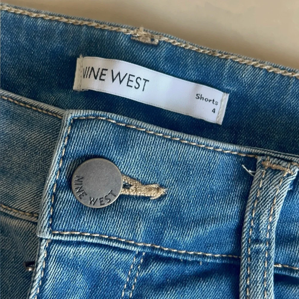 Nine West Women’s 4” Mid-rise Jean Shorts.